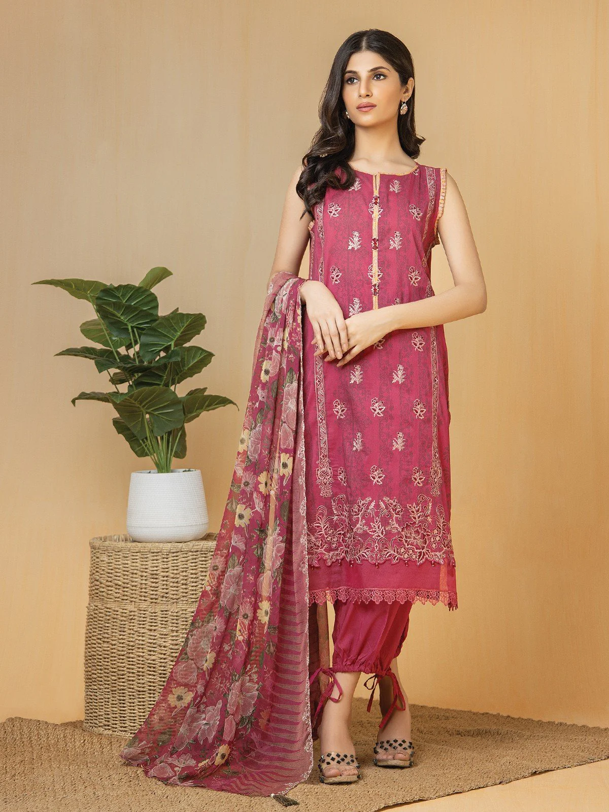 Embroidered Lawn Suit - EWU22V1-23673