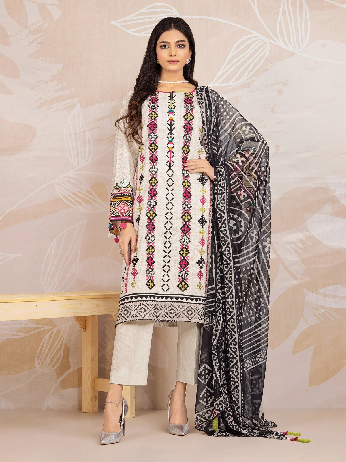 Embroidered Lawn Suit - EWU22V1-23678