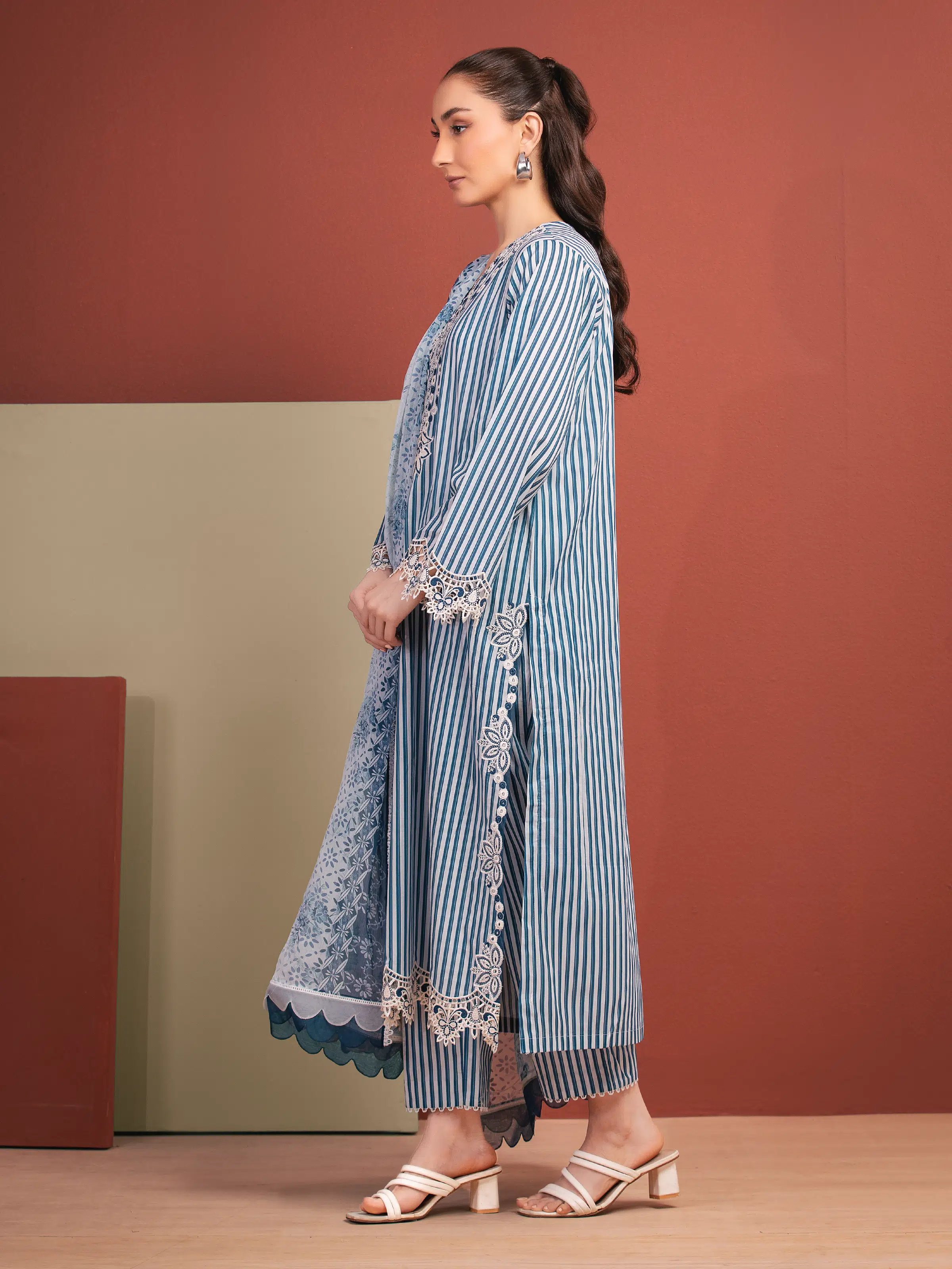 Embroidered Lawn Suit - EWU5V1-31497-3P - Image 5