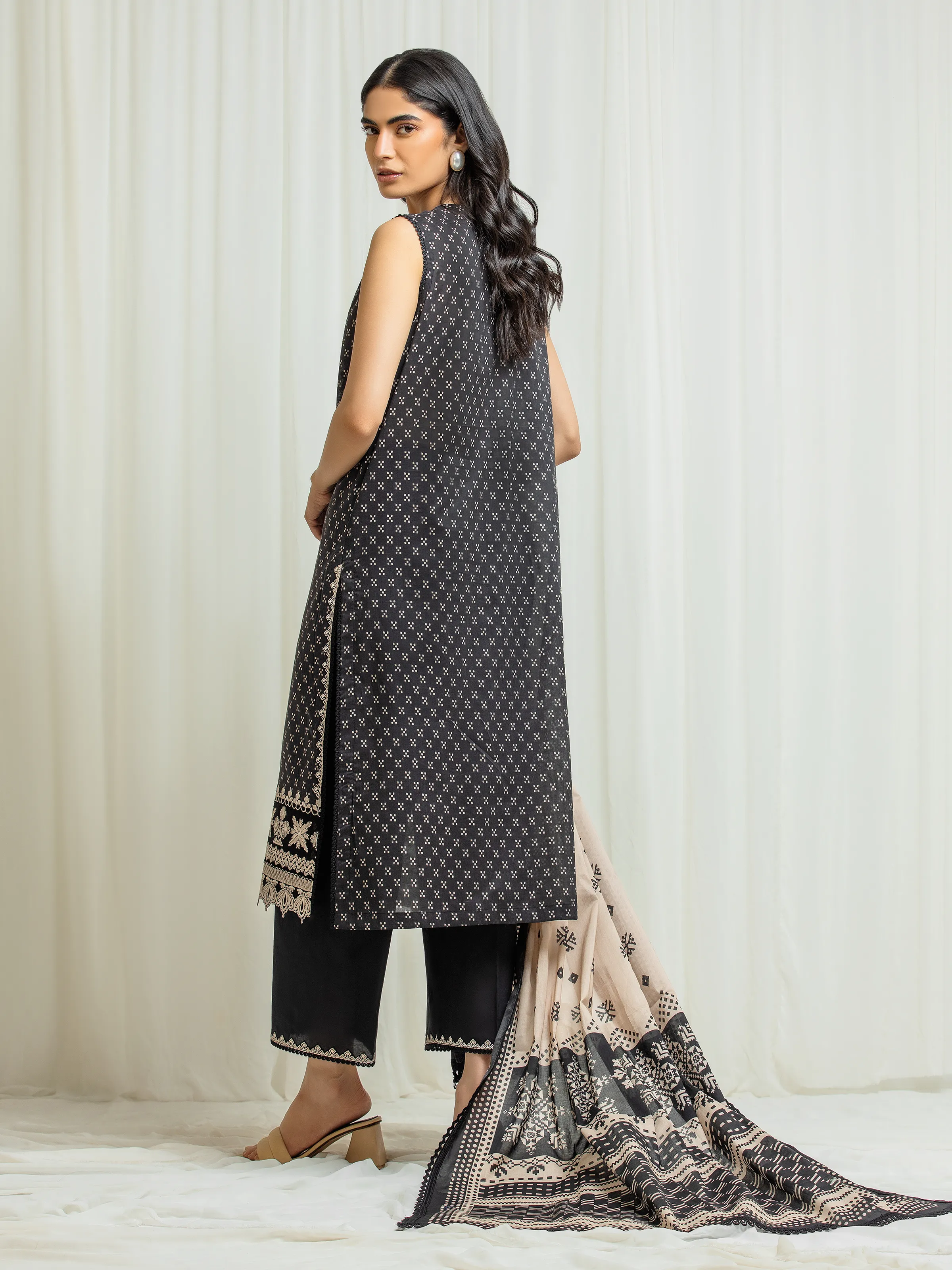 Embroidered Lawn Suit - EWU6V1-33006-3P - Image 5