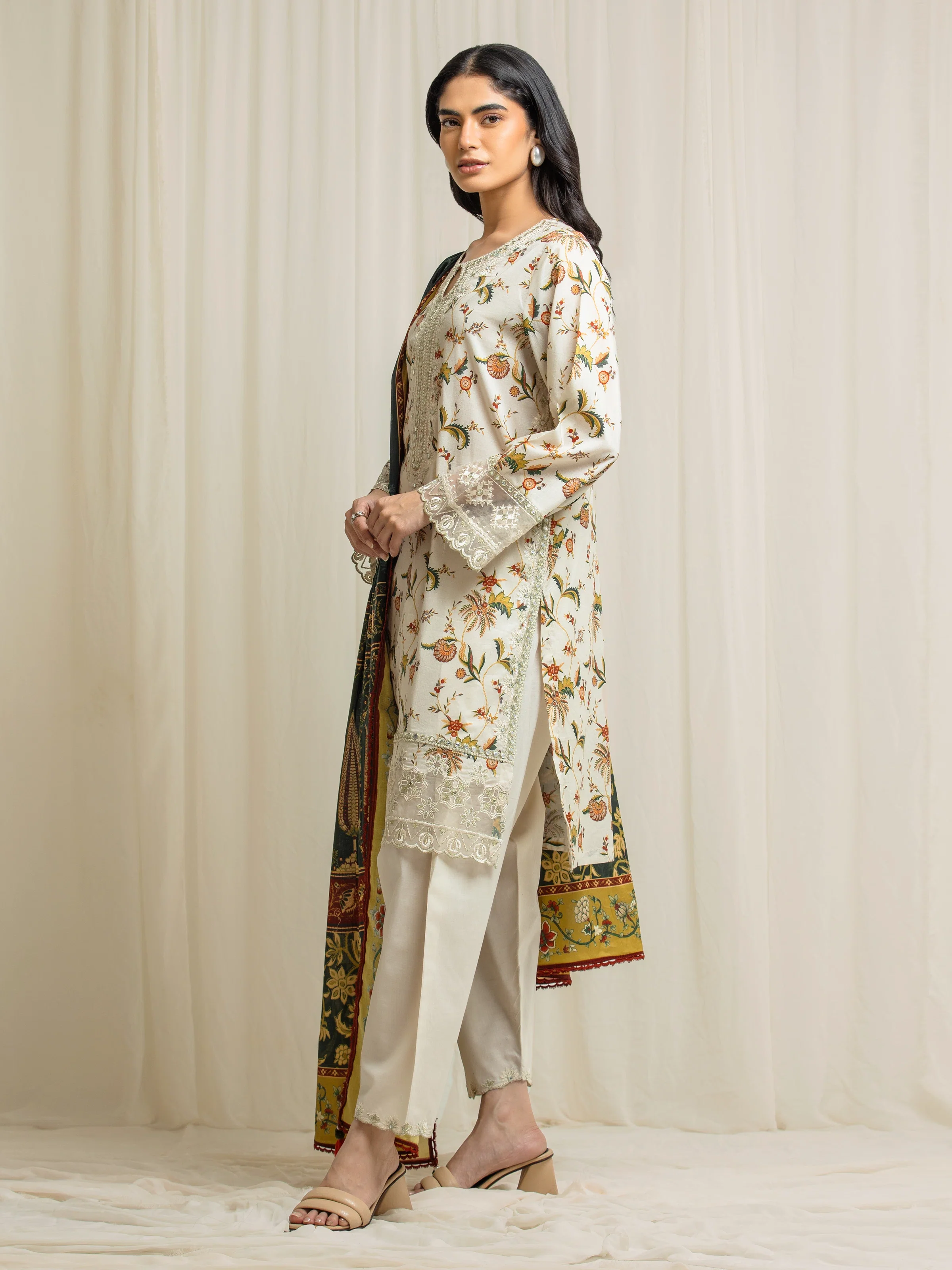 Embroidered Lawn Suit - EWU6V1-33022-3P - Image 5