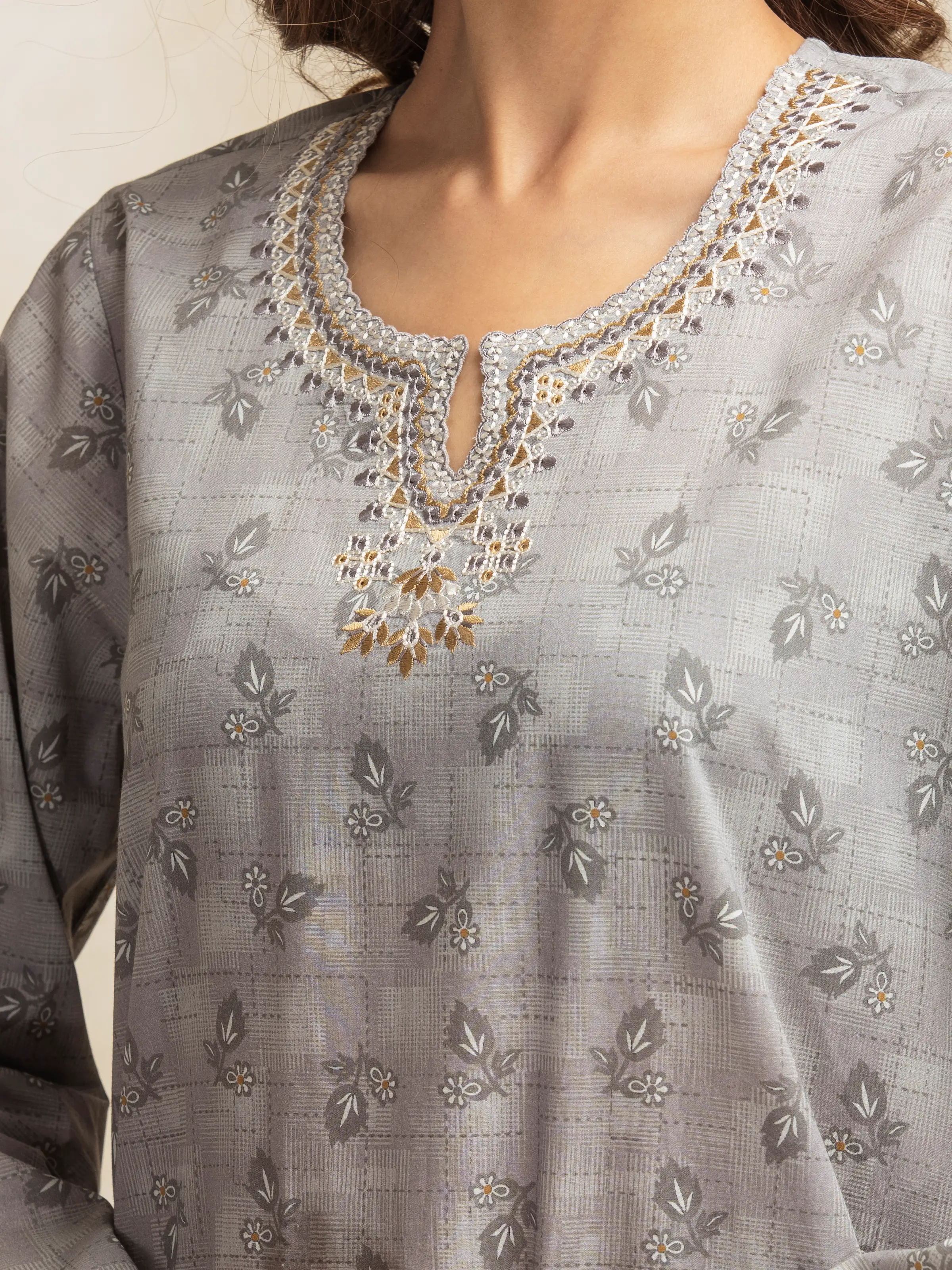 Embroidered Lawn Suit - EWU5V1-31089-3P - Image 4