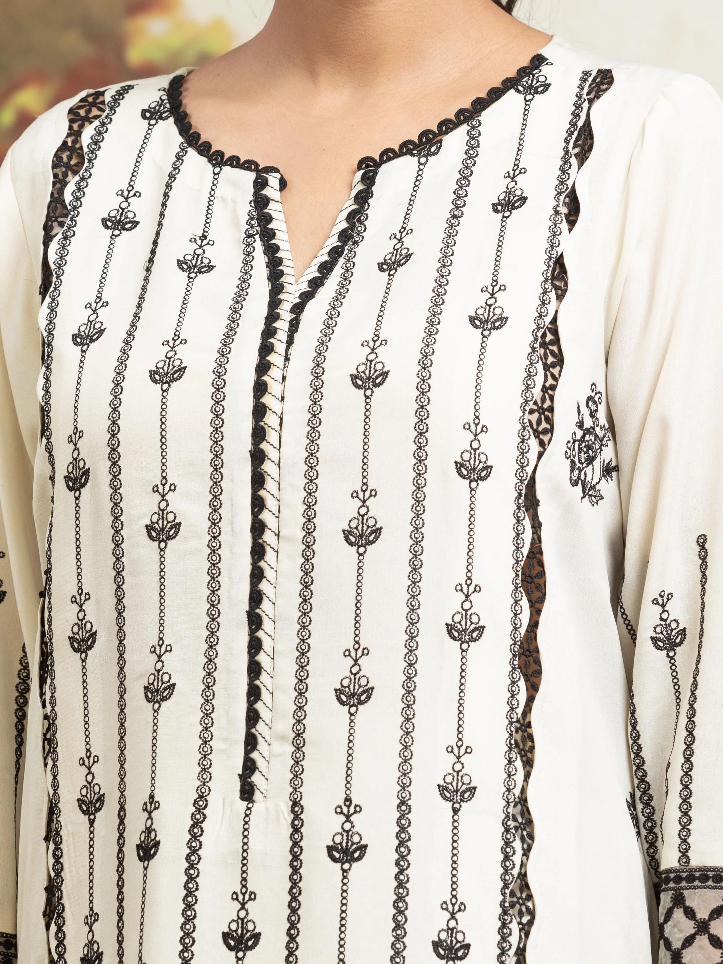 Embroidered Khaddar Suit - EWU24V11-30304-3P - Image 3