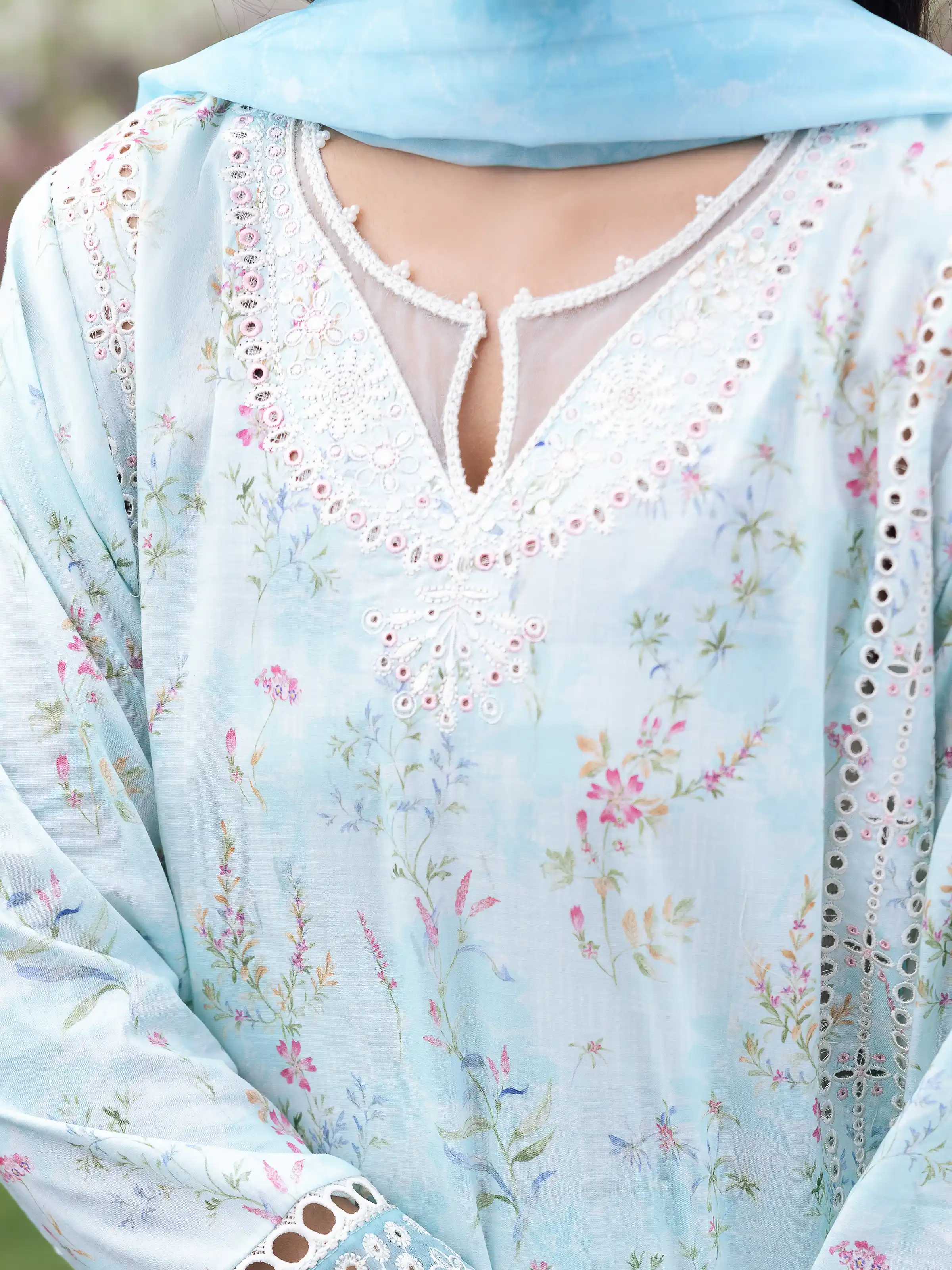 Embroidered Lawn Suit - EWU5V1-31438-3P - Image 4