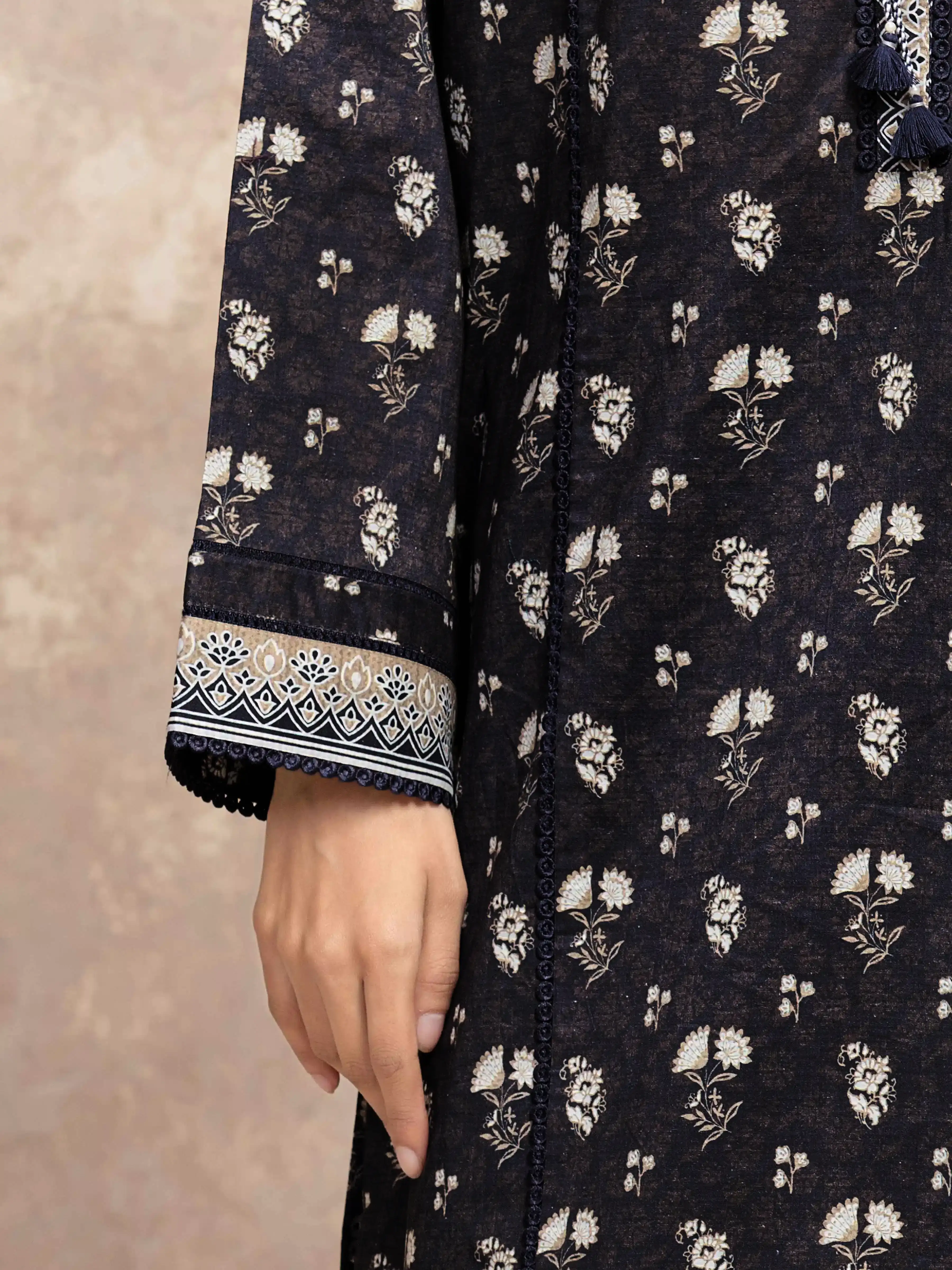 Printed Khaddar Shirt Dupatta - EWU5M3-028SD - Image 4